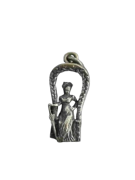 Petite figurine en métal — dame sous arche