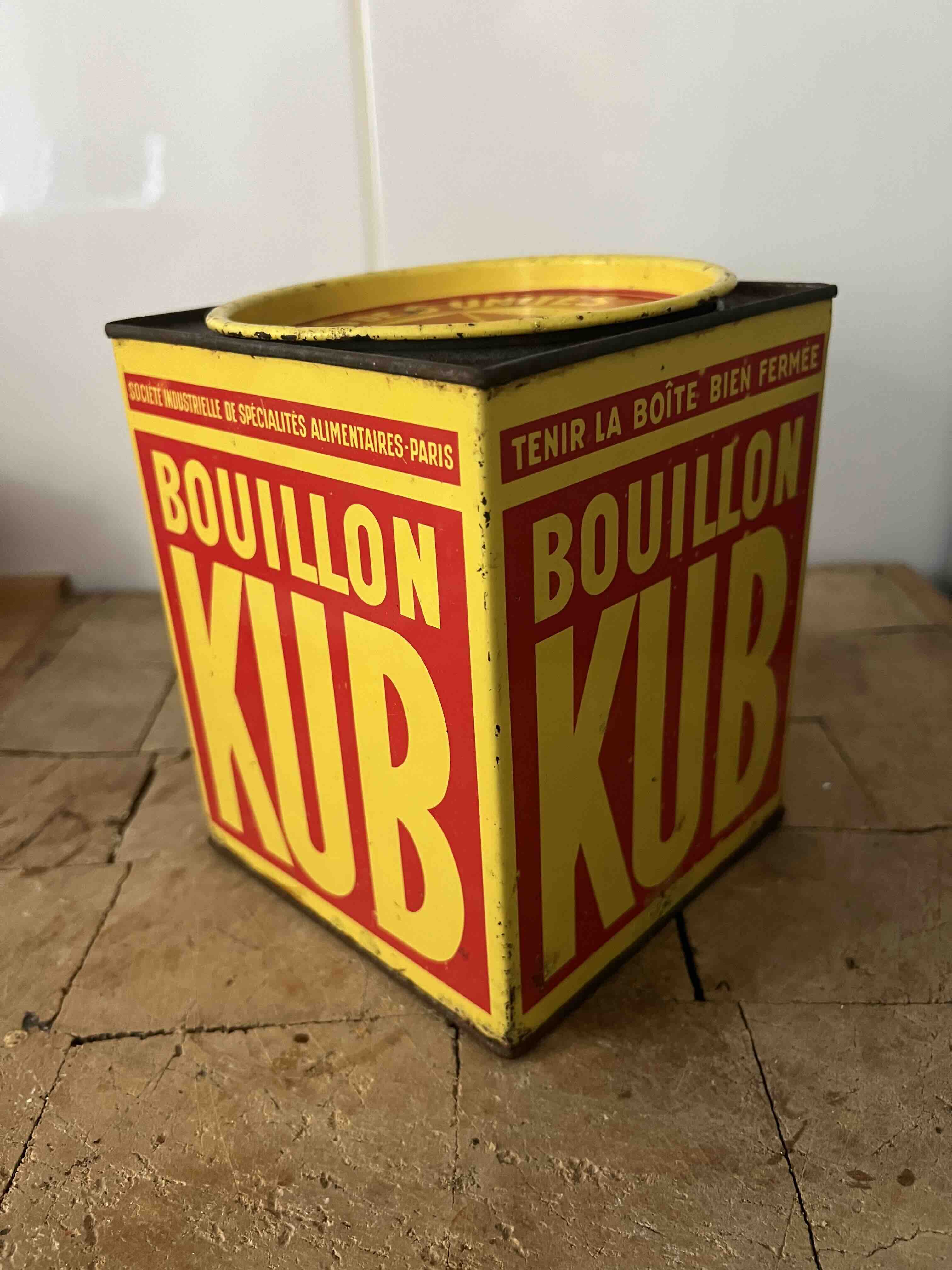Boîte publicitaire ancienne Bouillon KUB (cube métal lithographié, prix en francs)
