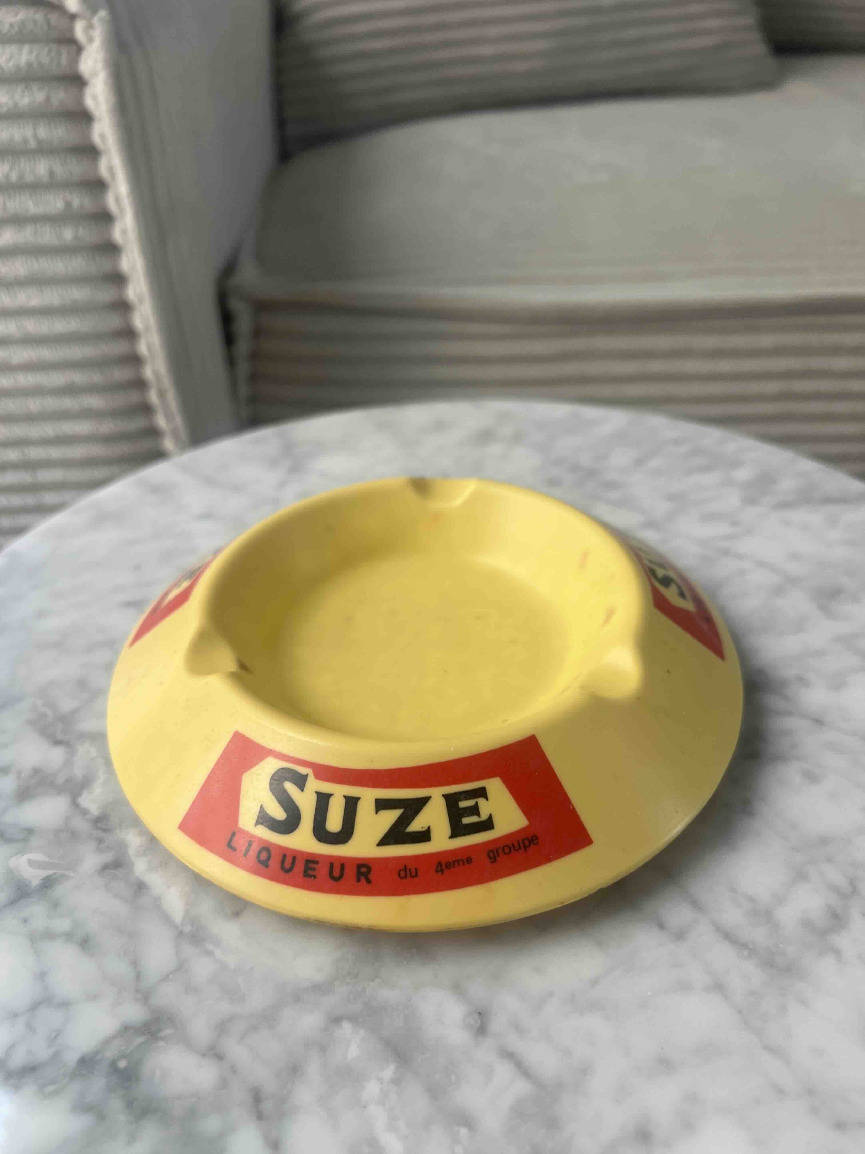 Cendrier publicitaire Suze en plastique jaune, Lami Peschiera Milano