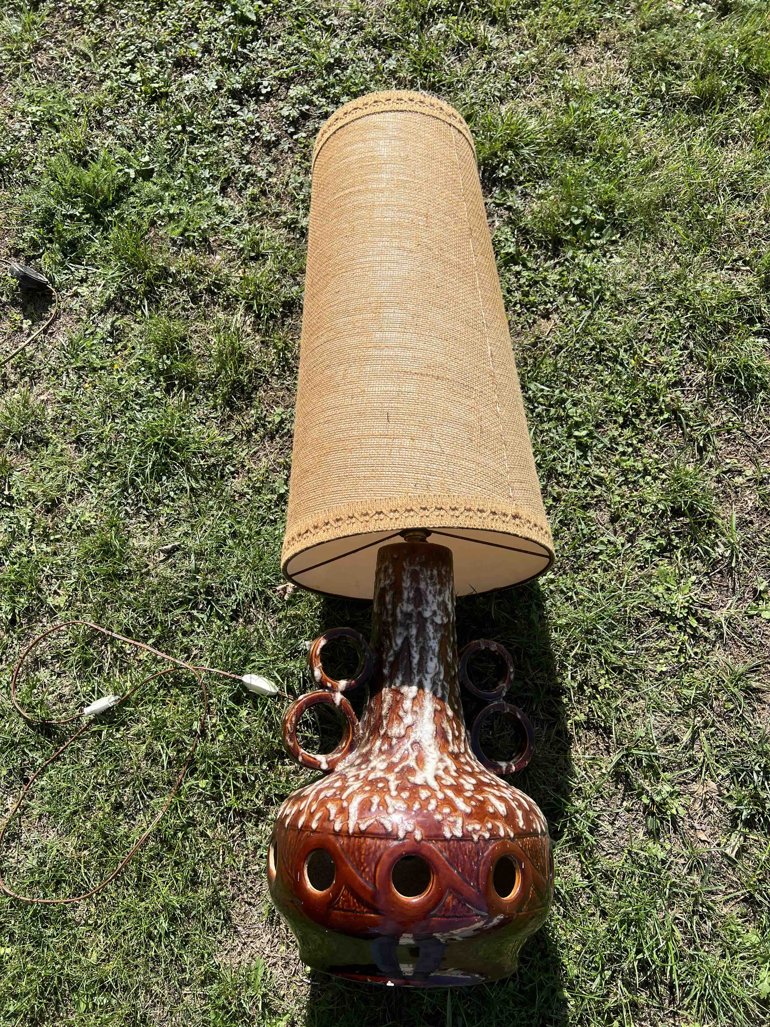 Grande lampe céramique vintage à décor circulaire et abat-jour en raphia
